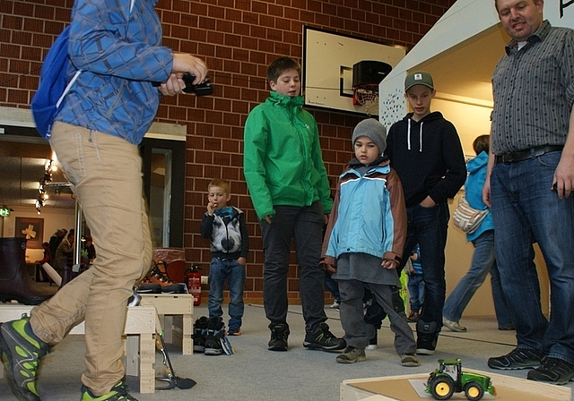 Beliebt bei jungen Ausstellungsbesuchern: Mit ferngesteuertem Traktor durch den Hindernisparcours. (Bild Thomas Stöckli)