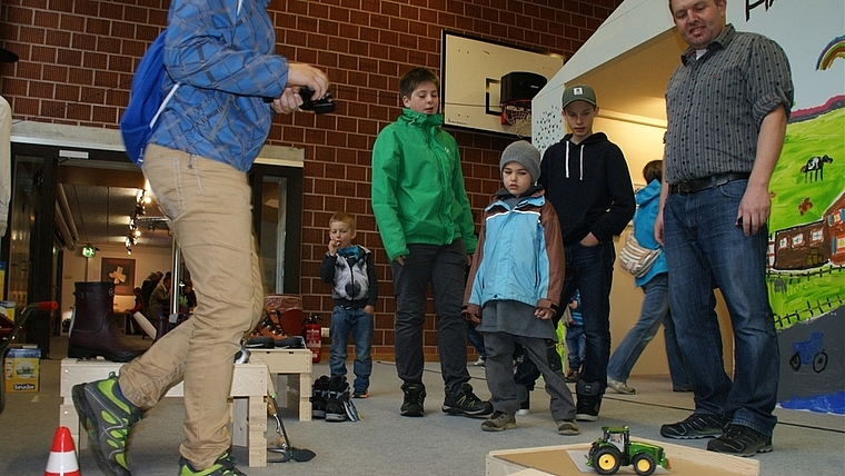 Beliebt bei jungen Ausstellungsbesuchern: Mit ferngesteuertem Traktor durch den Hindernisparcours. (Bild Thomas Stöckli)