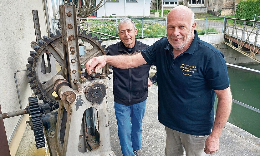 Hans Gugerli und Markus Roth zeigen, wie die Mechanik der Schleuse funktioniert.