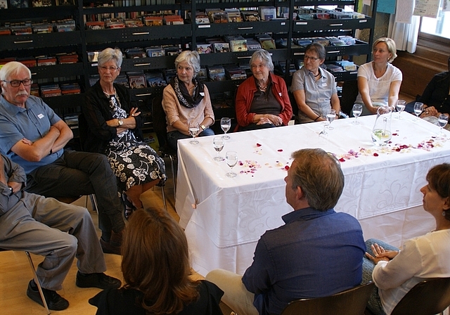 Bibliotheksleiterin Susanne Fischli (ganz rechts) und die Ehrengäste, welche die Bibliothek Hausen mitgeprägt haben. Von links: Lorenz Curt, Hans Schwendener, Kathrin Elmiger, Heide Dihr, Elsbeth Rüegg, Therese Keel, Priska Rösch, Edith Kohler un
