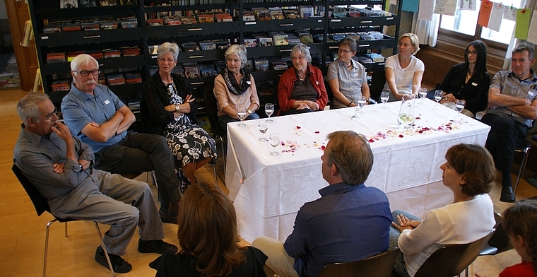 Bibliotheksleiterin Susanne Fischli (ganz rechts) und die Ehrengäste, welche die Bibliothek Hausen mitgeprägt haben. Von links: Lorenz Curt, Hans Schwendener, Kathrin Elmiger, Heide Dihr, Elsbeth Rüegg, Therese Keel, Priska Rösch, Edith Kohler un