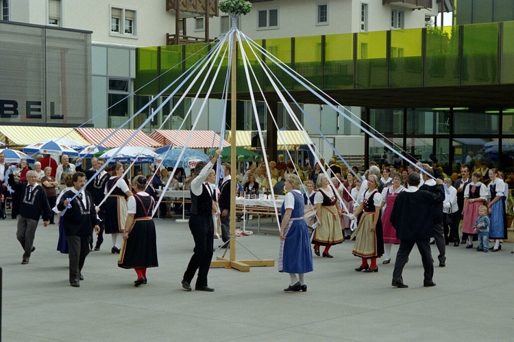 Maibaumtanz auf dem Märtplatz in Affoltern.