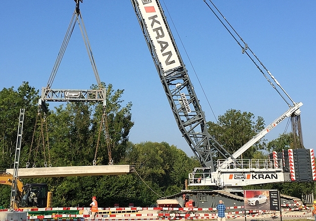 40 Minuten dauerte es, bis die neue Brücke eingepasst war. <em>(Bild Ralf Ackermann)</em>