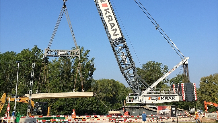 40 Minuten dauerte es, bis die neue Brücke eingepasst war. <em>(Bild Ralf Ackermann)</em>