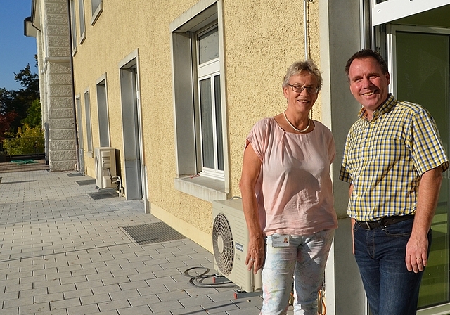 Die neuen Familienzimmer verfügen alle über direkten Zugang zur erweiterten Terrasse. Ruth Meierhofer, Leiterin Ökonomie und Verwaltung, und Luk De Crom, Leiter Pflegedienst, freuen sich über den gelungenen Umbau. <em>(Bild Thomas Stöckli)</em>