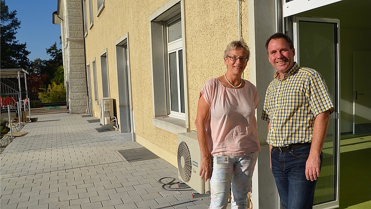 Die neuen Familienzimmer verfügen alle über direkten Zugang zur erweiterten Terrasse. Ruth Meierhofer, Leiterin Ökonomie und Verwaltung, und Luk De Crom, Leiter Pflegedienst, freuen sich über den gelungenen Umbau. <em>(Bild Thomas Stöckli)</em>