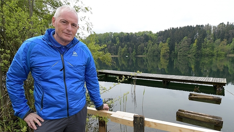 Türlersee-Schutzverbandspräsident Marco Strebel zeigt den baufälligen Fischersteg beim Campingplatz, der gesperrt werden musste. <em>(Bild Martin Platter)</em>