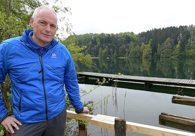 Türlersee-Schutzverbandspräsident Marco Strebel zeigt den baufälligen Fischersteg beim Campingplatz, der gesperrt werden musste. <em>(Bild Martin Platter)</em>