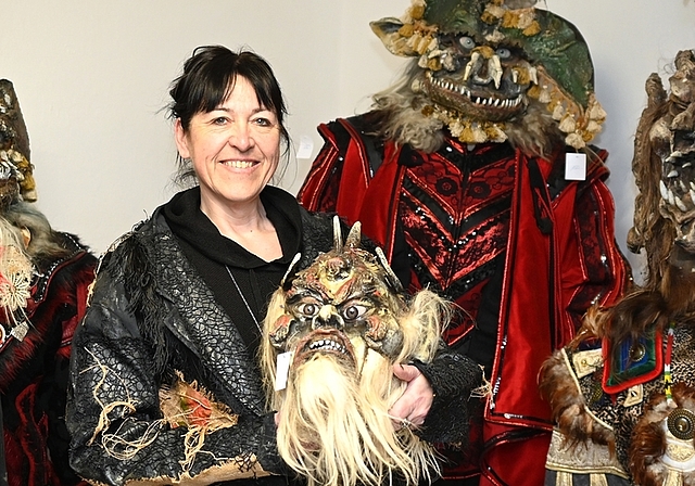 Esthi Böni mit vier ihrer fantasievollen Lieblingskostüme, die sie auch verleiht.<em> (Bild Martin Platter)</em>