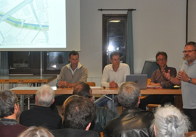 Referierten über Revitalisierung und Hochwasserschutz am Jonenbach, von links: Matthias Oplatka, Pascal Sieber (beide Awel), Michael Nanz (gpw) und der Rifferswiler Gemeindepräsident Marcel Fuchs. (Bild Werner Schneiter)
