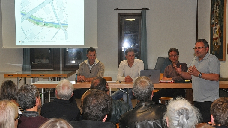 Referierten über Revitalisierung und Hochwasserschutz am Jonenbach, von links: Matthias Oplatka, Pascal Sieber (beide Awel), Michael Nanz (gpw) und der Rifferswiler Gemeindepräsident Marcel Fuchs. (Bild Werner Schneiter)