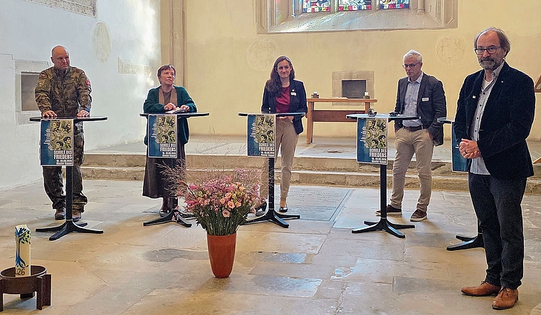 Die Podiumsdiskussion, moderiert von Andreas Nufer (r.), zwischen Benedikt Roos, Margot Kässmann, Marionna Schlatter und Laurent Goetschel verlief äusserst friedlich, was nicht heissen soll, dass sie nicht minder interessant war. (Bild cle)
