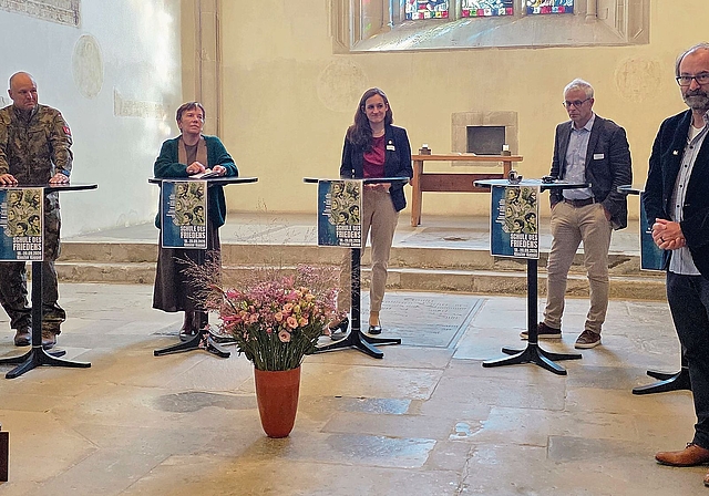 Die Podiumsdiskussion, moderiert von Andreas Nufer (r.), zwischen Benedikt Roos, Margot Kässmann, Marionna Schlatter und Laurent Goetschel verlief äusserst friedlich, was nicht heissen soll, dass sie nicht minder interessant war. (Bild cle)