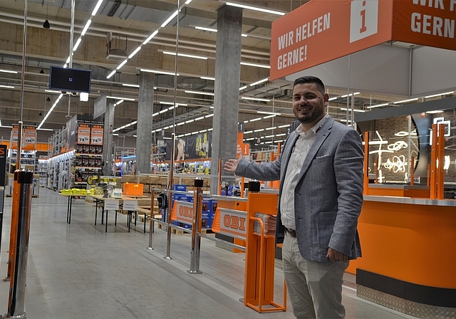 Marktleiter Fatlum Ipceski heisst willkommen im neuen OBI in Affoltern. (Bilder Thomas Stöckli)