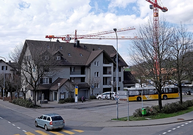 Der Hausemer Postplatz soll neu gestaltet werden. Die Postauto-Standplätze erhalten alle eine Einsteigeinsel und rücken näher ans Gebäude. Die Autoparkplätze werden dafür an die Albisstrasse verlegt, wo jetzt eine Rabatte mit drei Bäumen ist. 