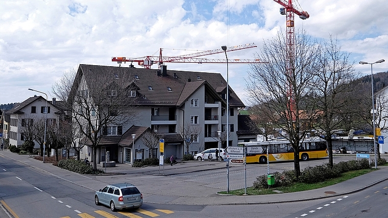 Der Hausemer Postplatz soll neu gestaltet werden. Die Postauto-Standplätze erhalten alle eine Einsteigeinsel und rücken näher ans Gebäude. Die Autoparkplätze werden dafür an die Albisstrasse verlegt, wo jetzt eine Rabatte mit drei Bäumen ist.