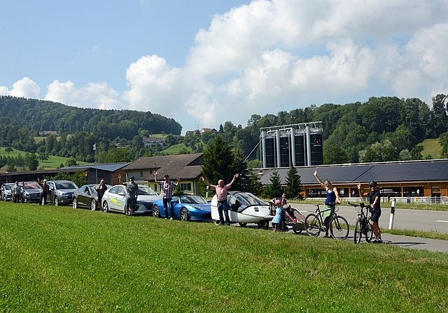 Aeugst ist Vorreiter im Bereich Sonnenenergie. Elektrofahrzeuge, organisiert von der e-group Knonaueramt, die ohne regulatorische Hindernisse technisch problemlos mit Aeugster Sonnenenergie betrieben werden könnten. <em>(Bild bs)</em>