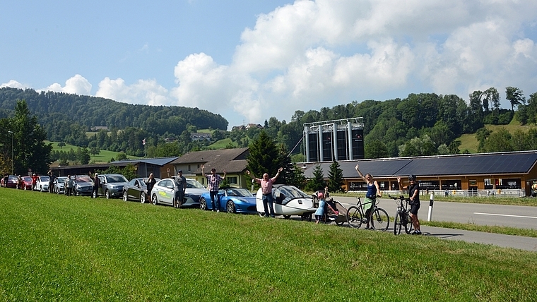 Aeugst ist Vorreiter im Bereich Sonnenenergie. Elektrofahrzeuge, organisiert von der e-group Knonaueramt, die ohne regulatorische Hindernisse technisch problemlos mit Aeugster Sonnenenergie betrieben werden könnten. <em>(Bild bs)</em>