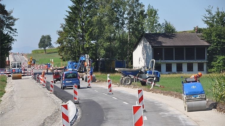 Der Strassenabschnitt zwischen dem Weiler Schonau und Rifferswil wird derzeit saniert und ist nur Richtung Rifferswil befahrbar. Der Raser wurde im Mai 2017 auf der Höhe des Schützenhauses (rechts) mit 178 km/h geblitzt. Auch die Baustelle hält Sc
