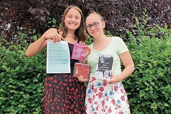 Nina Häberling (l.) komponierte Songs, Liana Schumacher schrieb ein Buch.