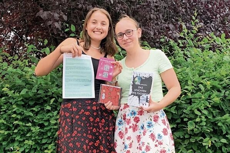 Nina Häberling (l.) komponierte Songs, Liana Schumacher schrieb ein Buch.