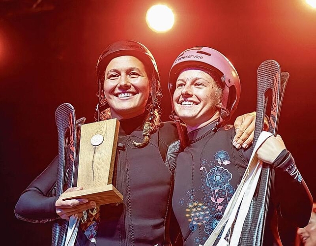 Die Siegerin bei den Aerials-Frauen Carol Bouvard (links) und die
Zweitplatzierte Emma Weiss aus Deutschland. (Bild Nico Illic) Die Siegerin bei den Aerials-Frauen Carol Bouvard (links) und die
Zweitplatzierte Emma Weiss aus Deutschland. (Bild Nico Illic)