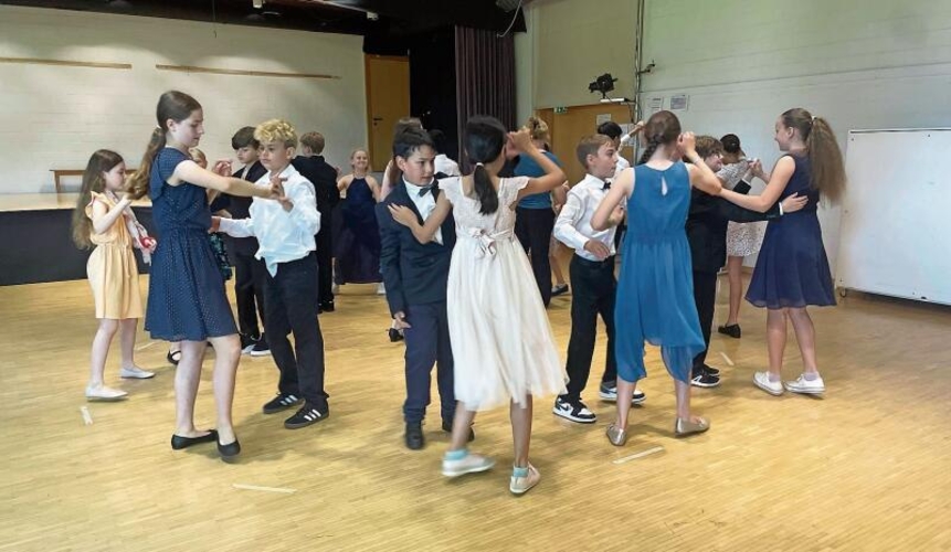 Nicht nur die Tanzschritte sitzen, auch die festliche Garderobe passt. (Bilder Sandra Isabél Claus)