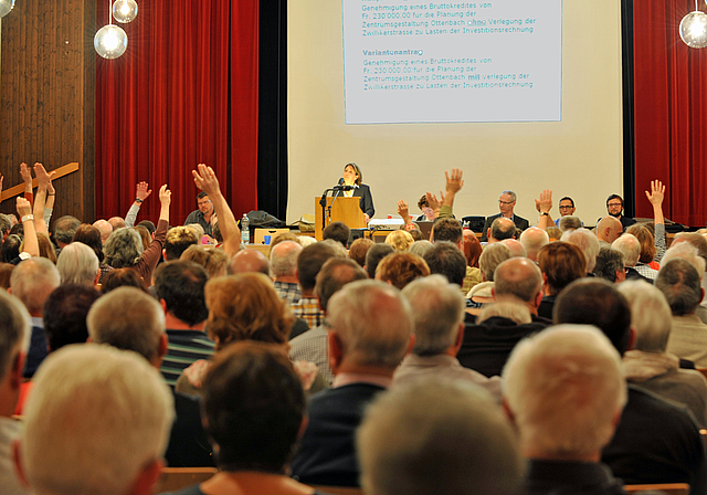 Gelebte Demokratie: Nach einer intensiven Debatte stellten die Stimmberechtigten die Weichen zur Zentrumsgestaltung. (Bild bs)