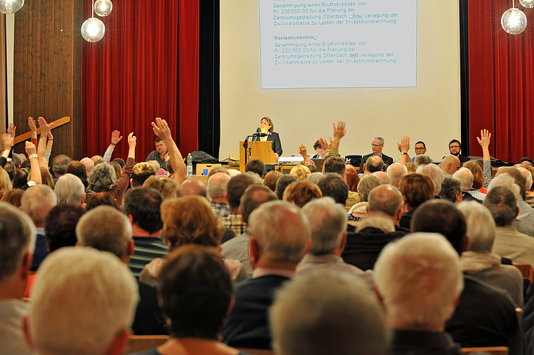 Gelebte Demokratie: Nach einer intensiven Debatte stellten die Stimmberechtigten die Weichen zur Zentrumsgestaltung. (Bild bs)