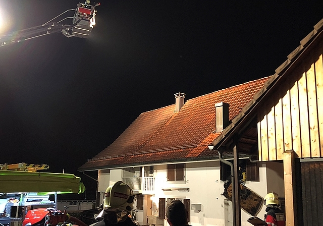 Die Feuerwehr hat die Situation unter Kontrolle und entfernt das Mobiliar (hier eine Matratze). (Bild zvg.)