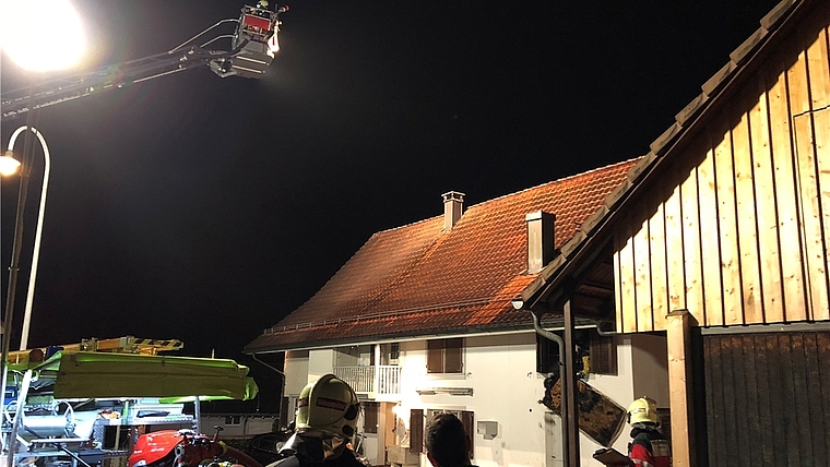 Die Feuerwehr hat die Situation unter Kontrolle und entfernt das Mobiliar (hier eine Matratze). (Bild zvg.)