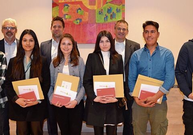 Die Ausgezeichneten vom ersten Ämtler Lehrabschlusspreis 2021: Cédric Delachaux, Jasmine Oberthaler, Fiona Diethelm, Adriana Berisha, Mohammad Khaleghi und Remo Meier (von links) vor Thomas Naef (Arbeitgeberverband), Xavier Nietlisbach (Lehrstellen