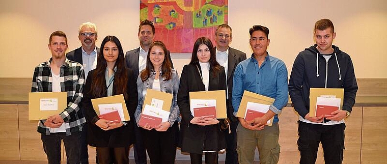 Die Ausgezeichneten vom ersten Ämtler Lehrabschlusspreis 2021: Cédric Delachaux, Jasmine Oberthaler, Fiona Diethelm, Adriana Berisha, Mohammad Khaleghi und Remo Meier (von links) vor Thomas Naef (Arbeitgeberverband), Xavier Nietlisbach (Lehrstellen