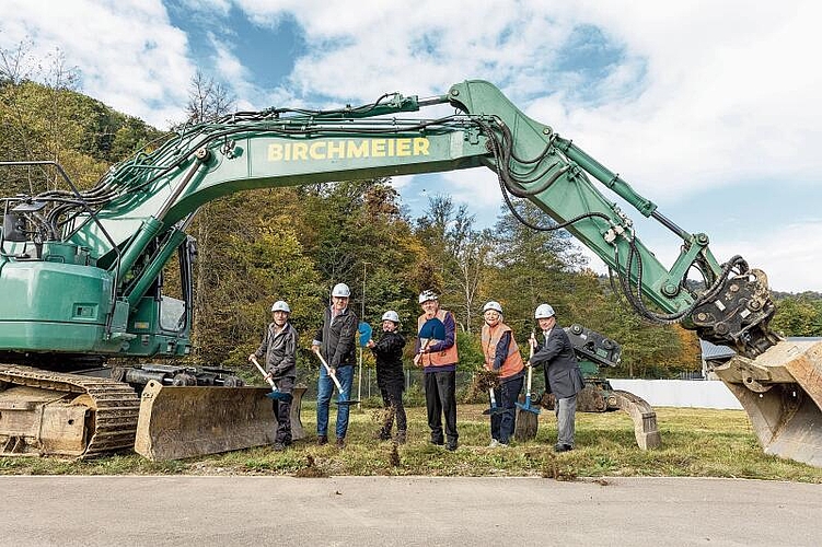 Beim gemeinsamen Spatenstich von links: Tiefbauvorstand Traugott Trachsler (Wettswil), Markus Stäheli (Uitikon), Tiefbauvorständin Mia Zumsteg (Stallikon), Ringo Keller (Birmensdorf), Gabriela Stampa (Birmensdorf) und Karsten Kuhnert (Aesch). (Bilder Sandra Ardizzone)