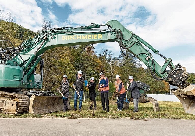 Beim gemeinsamen Spatenstich von links: Tiefbauvorstand Traugott Trachsler (Wettswil), Markus Stäheli (Uitikon), Tiefbauvorständin Mia Zumsteg (Stallikon), Ringo Keller (Birmensdorf), Gabriela Stampa (Birmensdorf) und Karsten Kuhnert (Aesch). (Bild