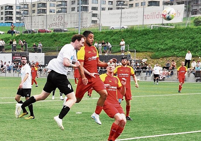 Der FC Wettswil-Bonstetten 3 (in Weiss) bezwang im Spitzenduell Uitikon und stieg in die 3. Liga auf. (Bild Kaspar Köchli)
