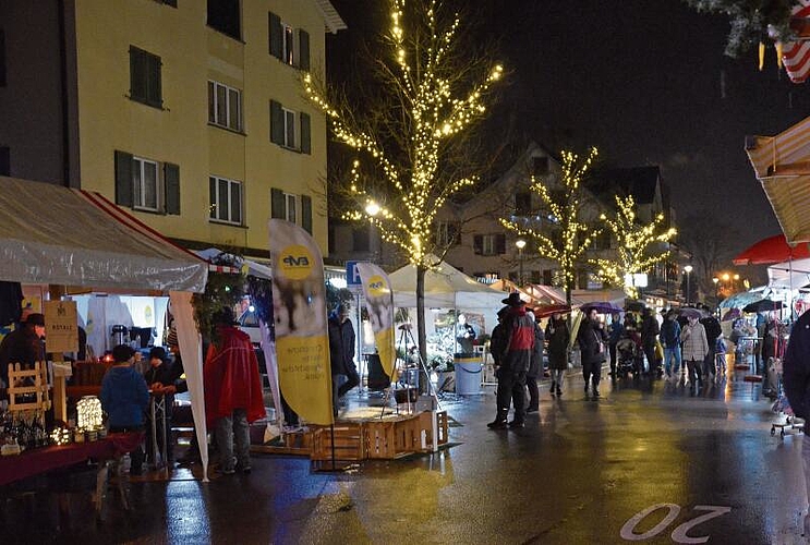 Der Samstagabend bot stimmige Lichter, aber auch viel Nass von oben. (Bild Susanne Crimi)