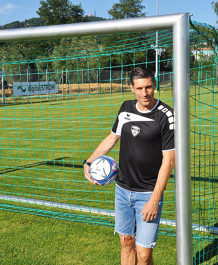 Der Ball ruht. WB-Trainer Jérôme Oswald bedauert, die guten Leistungen der Vorrunde nicht bestätigen zu können. (Bild Kaspar Köchli)