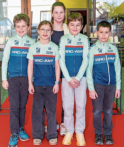 Fieberten in der Kategorie Team mit für ihren RRC Amt: (von links) Jano Schaub, Eva Kübler, Aline Graf (nominiert als Newcomerin), Thiemo Schaub, Nico Schenk. Fieberten in der Kategorie Team mit für ihren RRC Amt: (von links) Jano Schaub, Eva Kübler, Aline Graf (nominiert als Newcomerin), Thiemo Schaub, Nico Schenk.