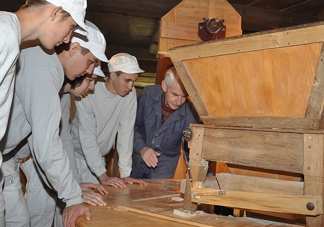 Anton Amrein erklärt den Lehrlingen der Swissmill die Anlage in der Aumüli. (Bild Werner Schneiter)