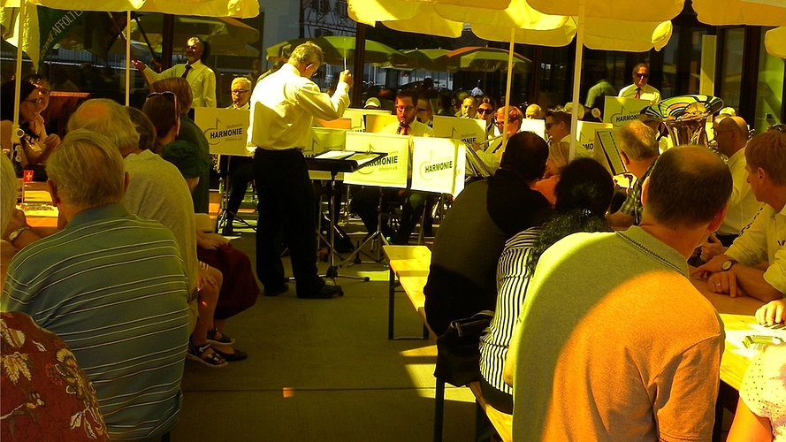 Volle Tische und Musik von der Harmonie Affoltern unter dem Kasino-Vordach.<em> (Bilder Marianne Voss)</em>