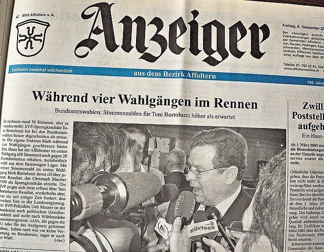 Toni Bortoluzzi nach der für ihn nicht erfolgreichen Bundesratswahl vom4. Dezember 2002 – umringt von Reportern. Frontseite vom 6. Dezember 2002. (Archivbild -ter.)