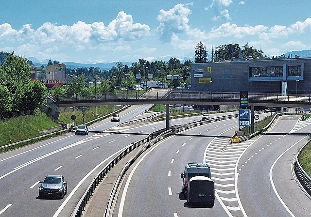 Reicht eine einzige Brücke über die A4 zwischen Affoltern und Obfelden aus? Während Obfelden unter den Auswirkungen des Rückstaus leidet, blockieren die Baulinien für eine mögliche zweite Querung in Affoltern Bauland. Der Kanton möchte auf ein