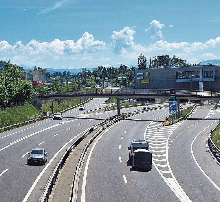 Reicht eine einzige Brücke über die A4 zwischen Affoltern und Obfelden aus? Während Obfelden unter den Auswirkungen des Rückstaus leidet, blockieren die Baulinien für eine mögliche zweite Querung in Affoltern Bauland. Der Kanton möchte auf ein