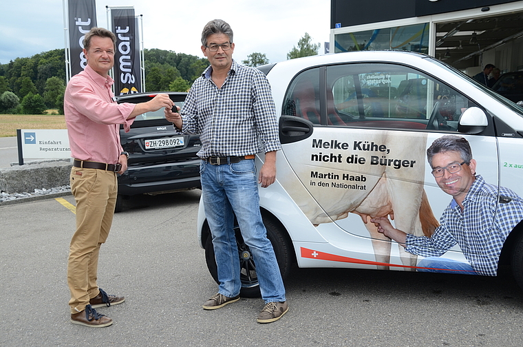 Verkaufschef Raymond Jäger übergibt Martin Haab den Schlüssel des smarten Wahlvehikels. (Bild Martin Mullis)
