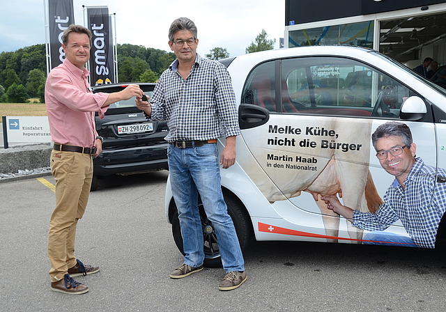 Verkaufschef Raymond Jäger übergibt Martin Haab den Schlüssel des smarten Wahlvehikels. (Bild Martin Mullis)