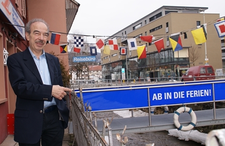Der Jonenbach eisbedeckt, die Temperaturen frostig – «Ab in die Ferien» rät Ahmed Afra. (Bild Thomas Stöckli)