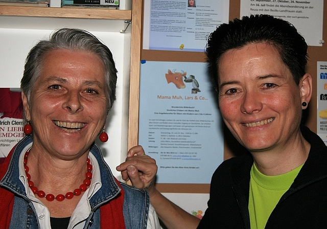 Ein erfolgreiches Gespann: Krimiautorin und Filmerin Mitra Devi (rechts) mit Fotografin und Filmerin Bea Huwiler. (Bild Regula Zellweger)