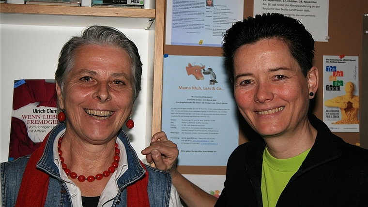 Ein erfolgreiches Gespann: Krimiautorin und Filmerin Mitra Devi (rechts) mit Fotografin und Filmerin Bea Huwiler. (Bild Regula Zellweger)