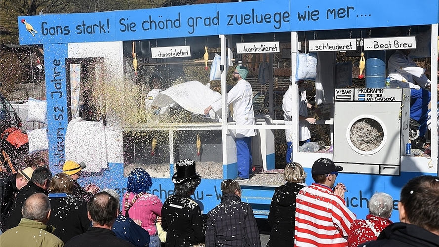Die Veräppelung der Bettwarenfabrik Fischer der Wagenbaugruppe Andenbar holte sich den zweiten Platz. Die Veräppelung der Bettwarenfabrik Fischer der Wagenbaugruppe Andenbar holte sich den zweiten Platz.
